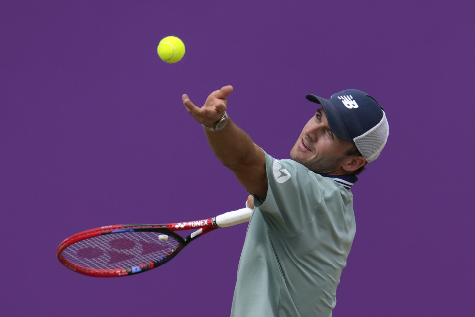 并通过赞助 并通过赞助